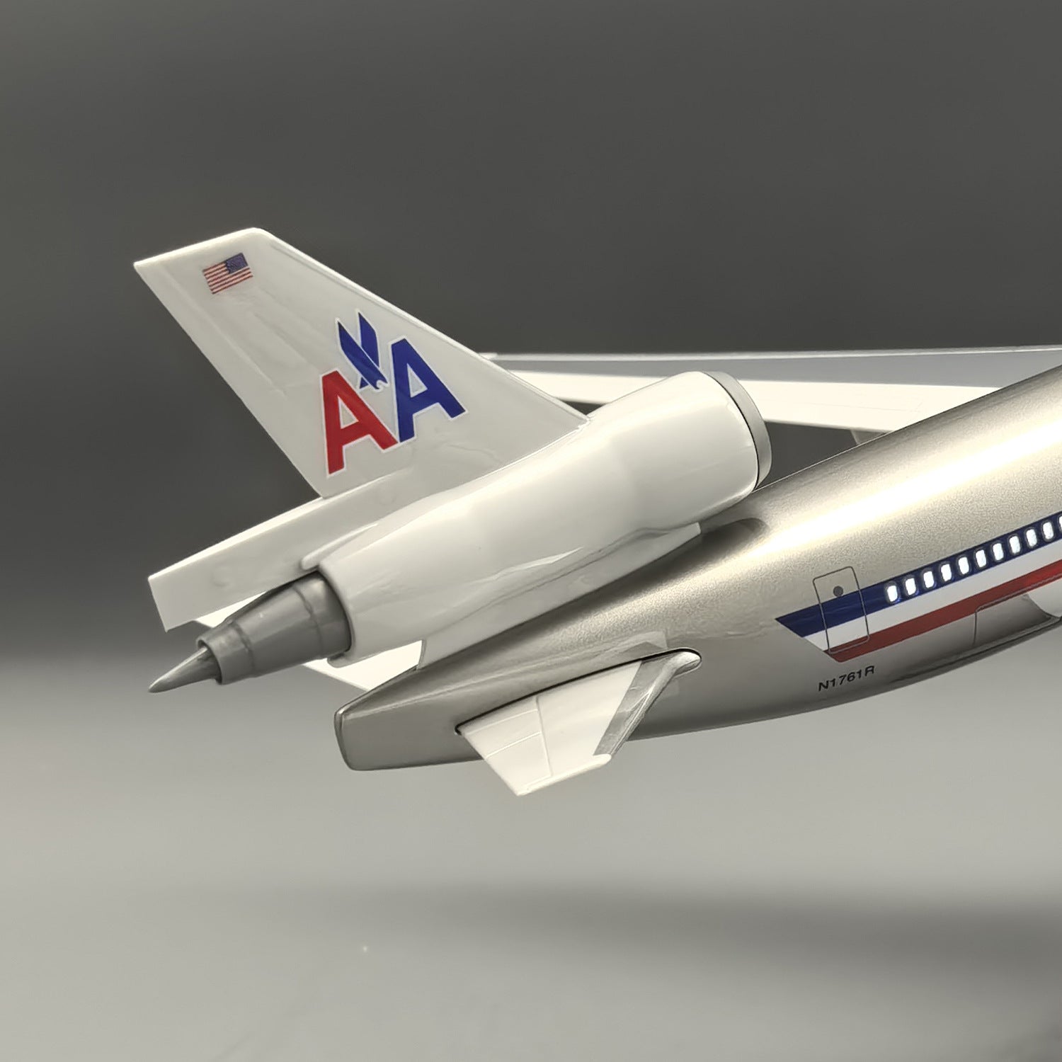 American Airlines MD-11 McDonnell Douglas – Scale 1:130 – 47 cm – ABS Resin – Optional LED Lights