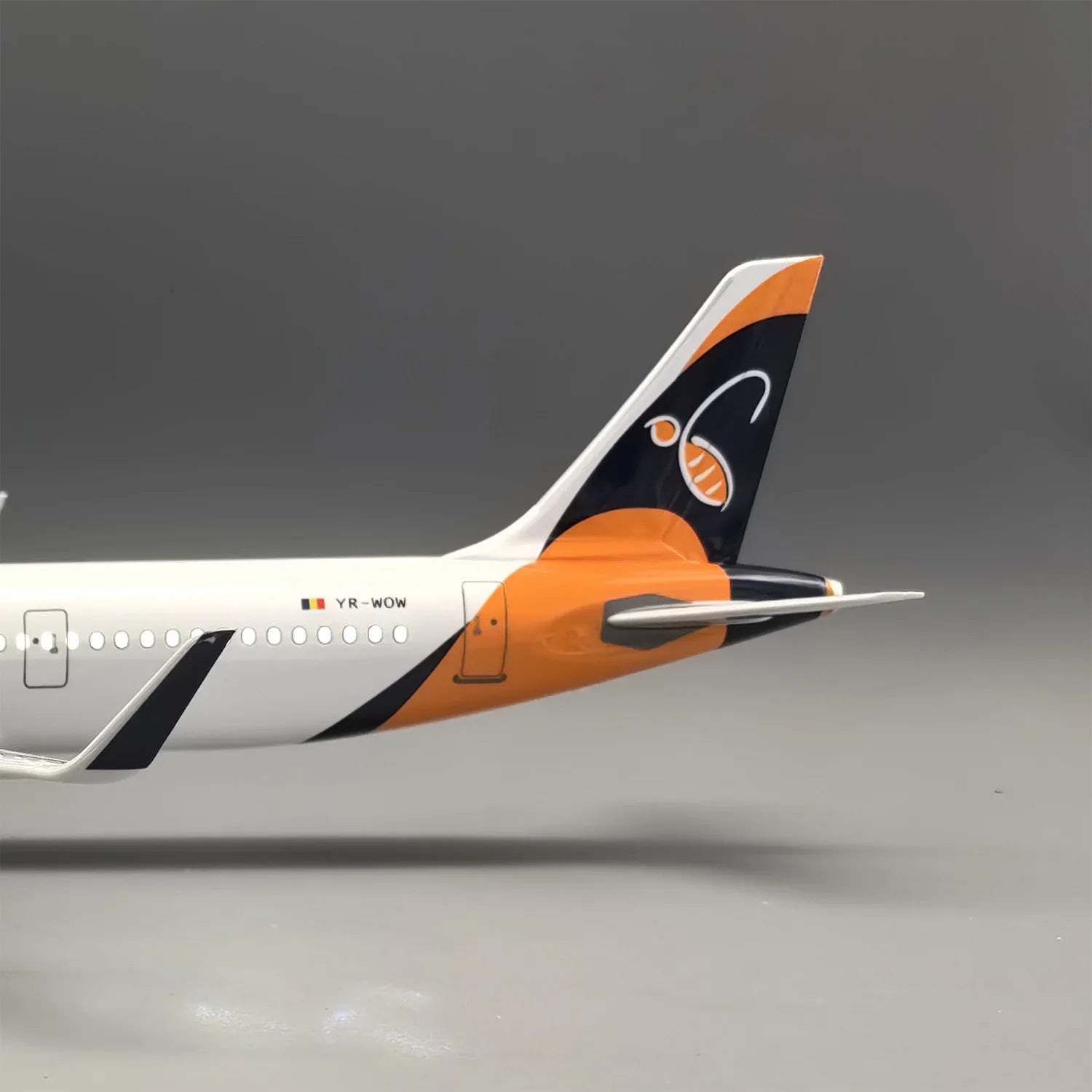 A321NEO HI SKY - SCALE 1/100 - 44CM - 18.5 IN - AIRPLANE MODEL - Gallery 3