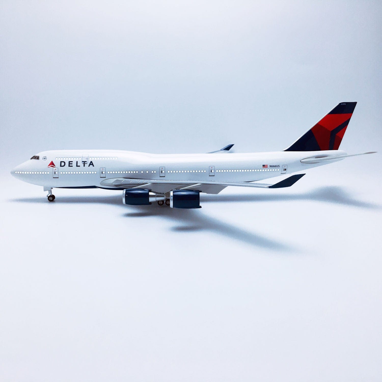 B747 Delta - Scale 1/150 - 47cm - 18.5 in - Airplane Model