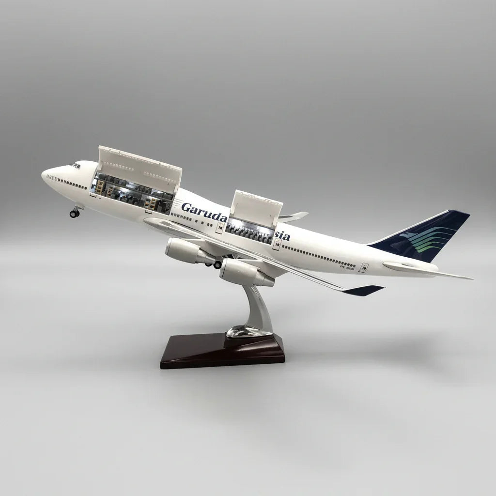 Garuda Indonesia Boeing 747-400 1:150 – 47 cm / 18.5 in – Opening Cabin Interior & LED Lights - Gallery 1