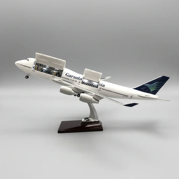 Garuda Indonesia Boeing 747-400 1:150 – 47 cm / 18.5 in – Opening Cabin Interior & LED Lights