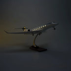 طائرة جولف ستريم G650ER – مقياس 1:50 – 17.7 بوصة - 45 سم – راتينج – حامل عرض فاخر