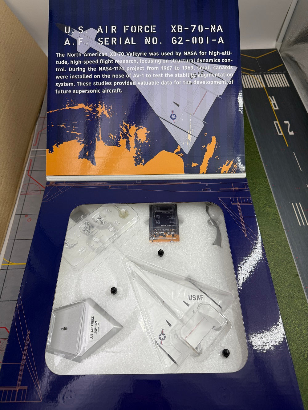 نموذج طائرة قاذفة من طراز USF Valkyrie XB-70 تابعة لوكالة ناسا - الطول: 29.87 سم - مقياس 1/200