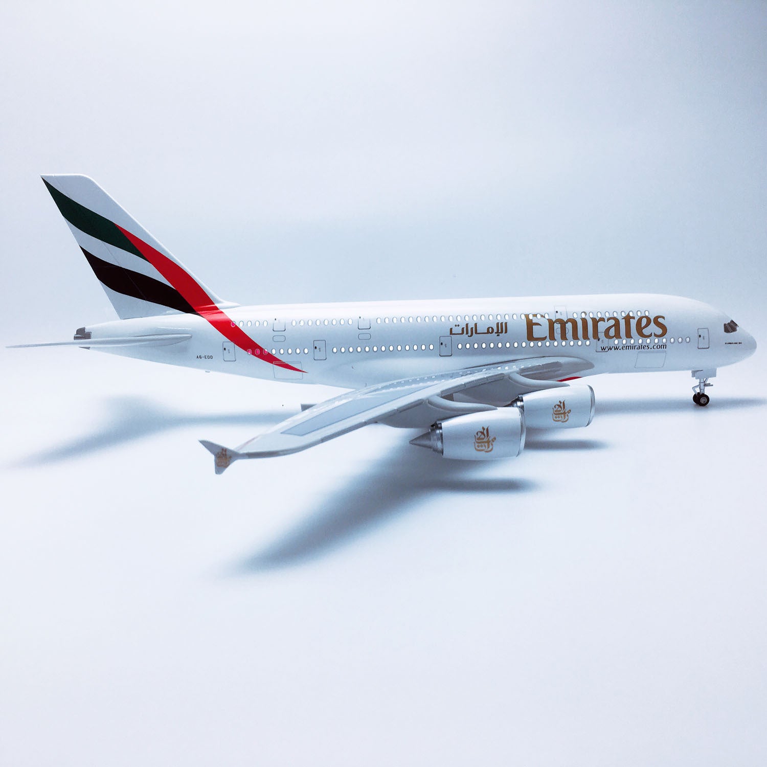Airbus A380 Emirates – Scale 1:160 (46 cm / 18.5 in)
