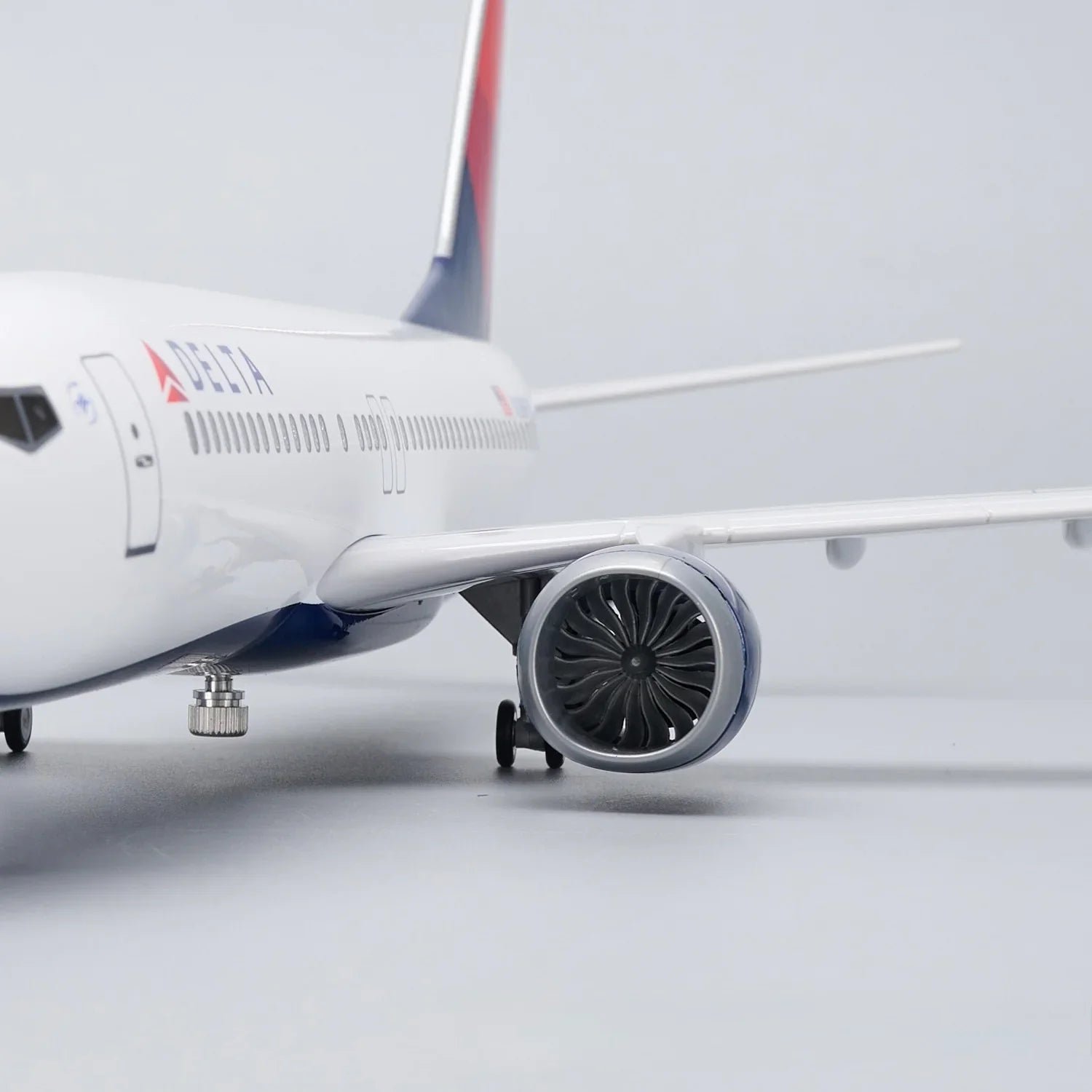 Boeing 737-800 Delta 1:80 – 47 cm / 18.5 in – LED Lights - Gallery 7