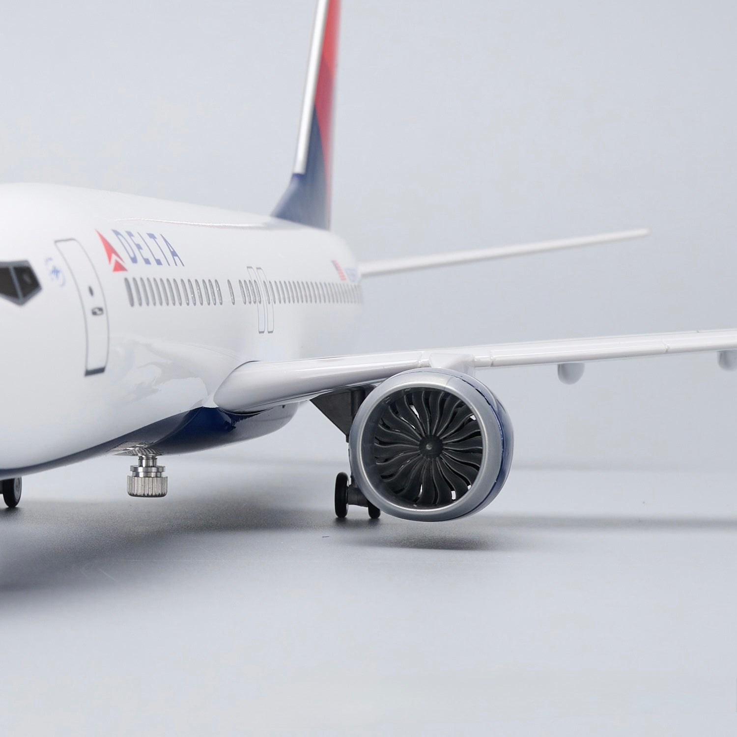 Boeing 737-800 Delta 1:80 – 47 cm / 18.5 in – LED Lights