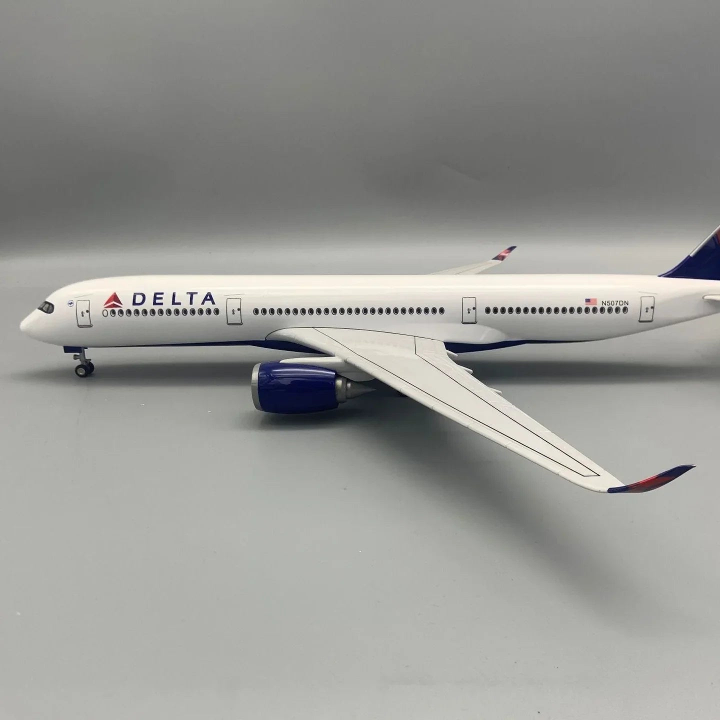 Airbus A350 Delta Airlines 1:142 – 47 cm / 18.5 in – LED Lights