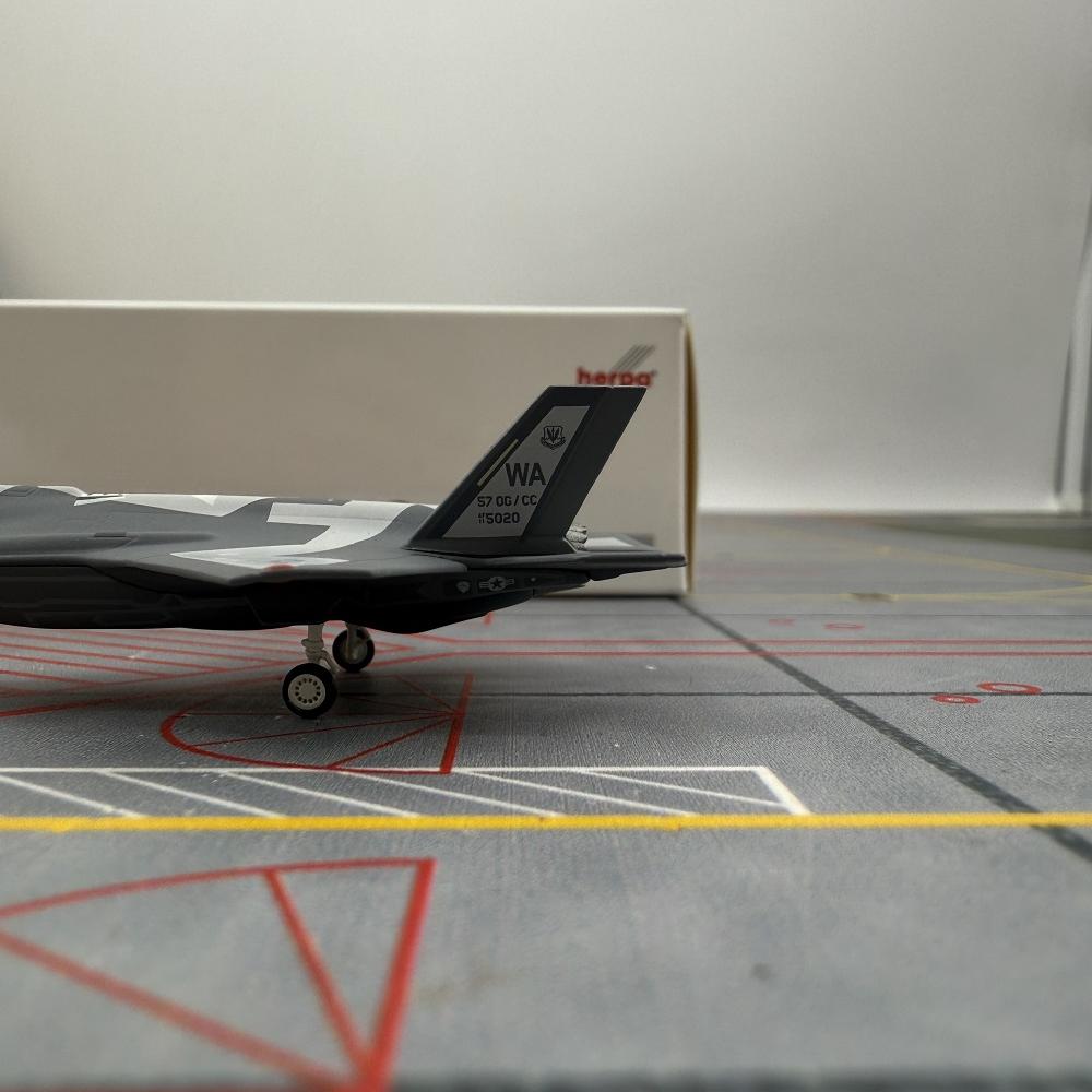 Modelo de avión militar de metal Herpa Wings 1 200 US Air Force F-35A USS Lightnings 11-5020