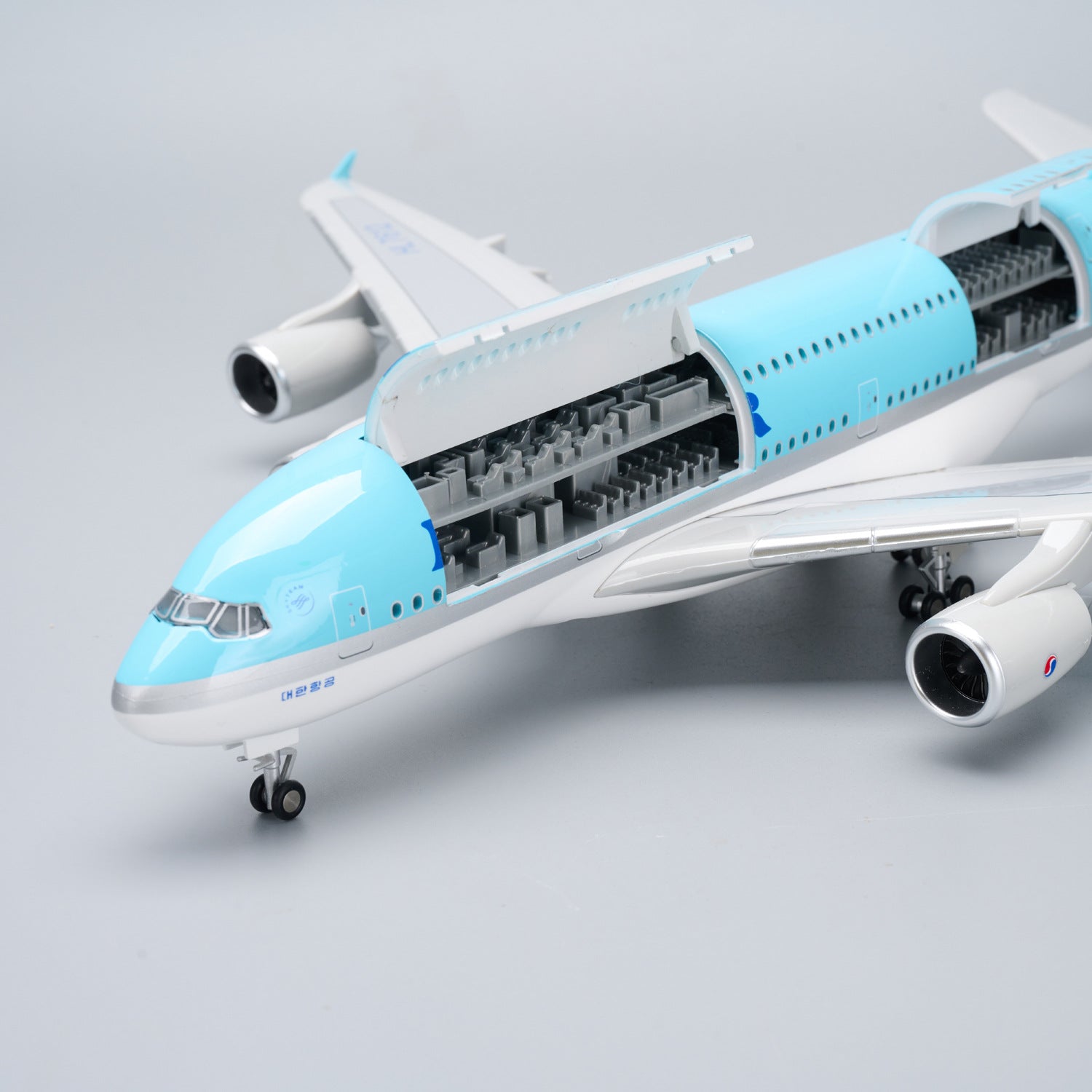 Korean Air Airbus A380 1:160 – 45.5 cm / 17.9 in – Opening Cabin Interior