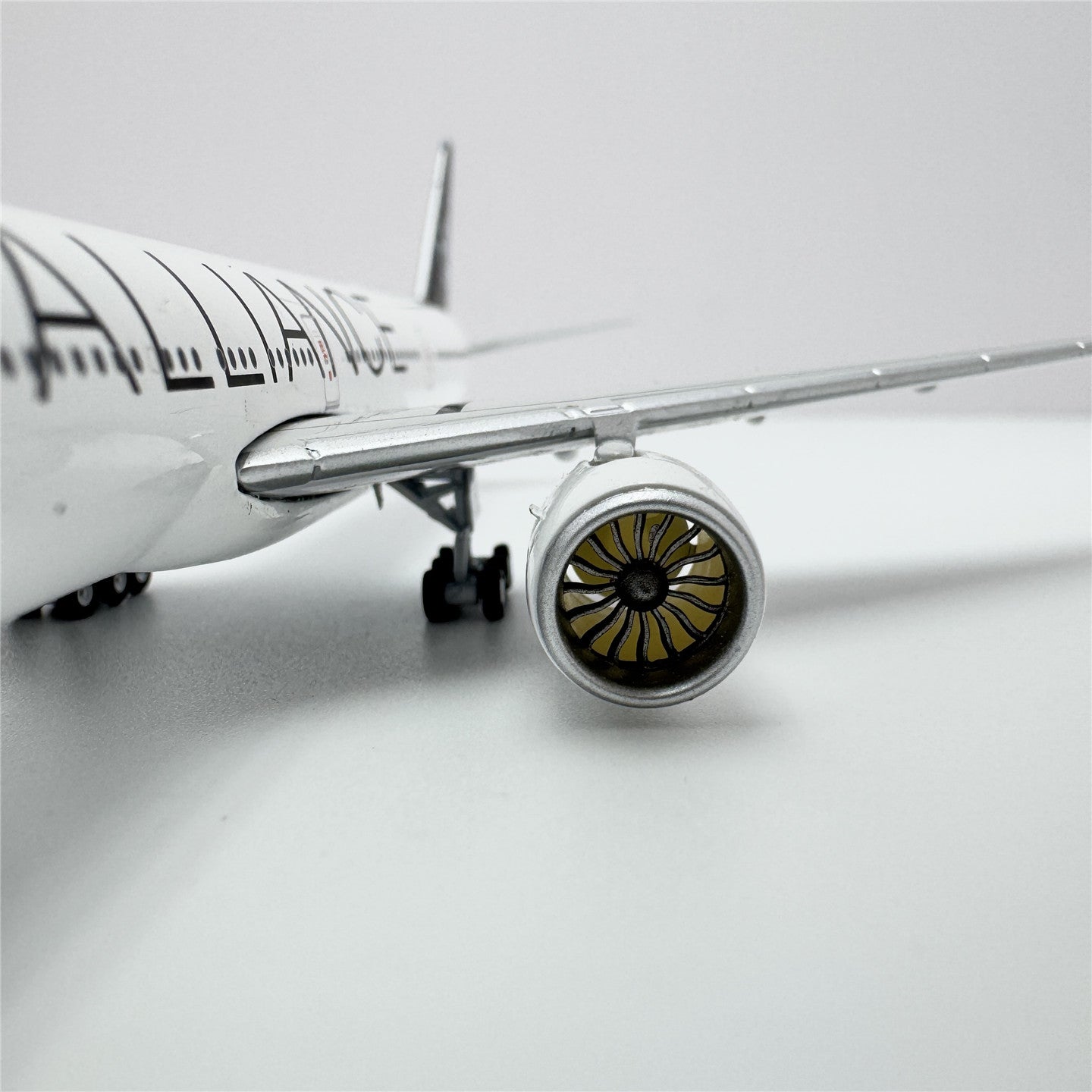 EVA Air Boeing 777-300ER B-16715 / B-16701  Scale 1:400  Geministar Models  18.46 cm