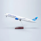 United Airlines Boeing 787-10 1:145 – 47 cm / 18.5 in – LED Lights