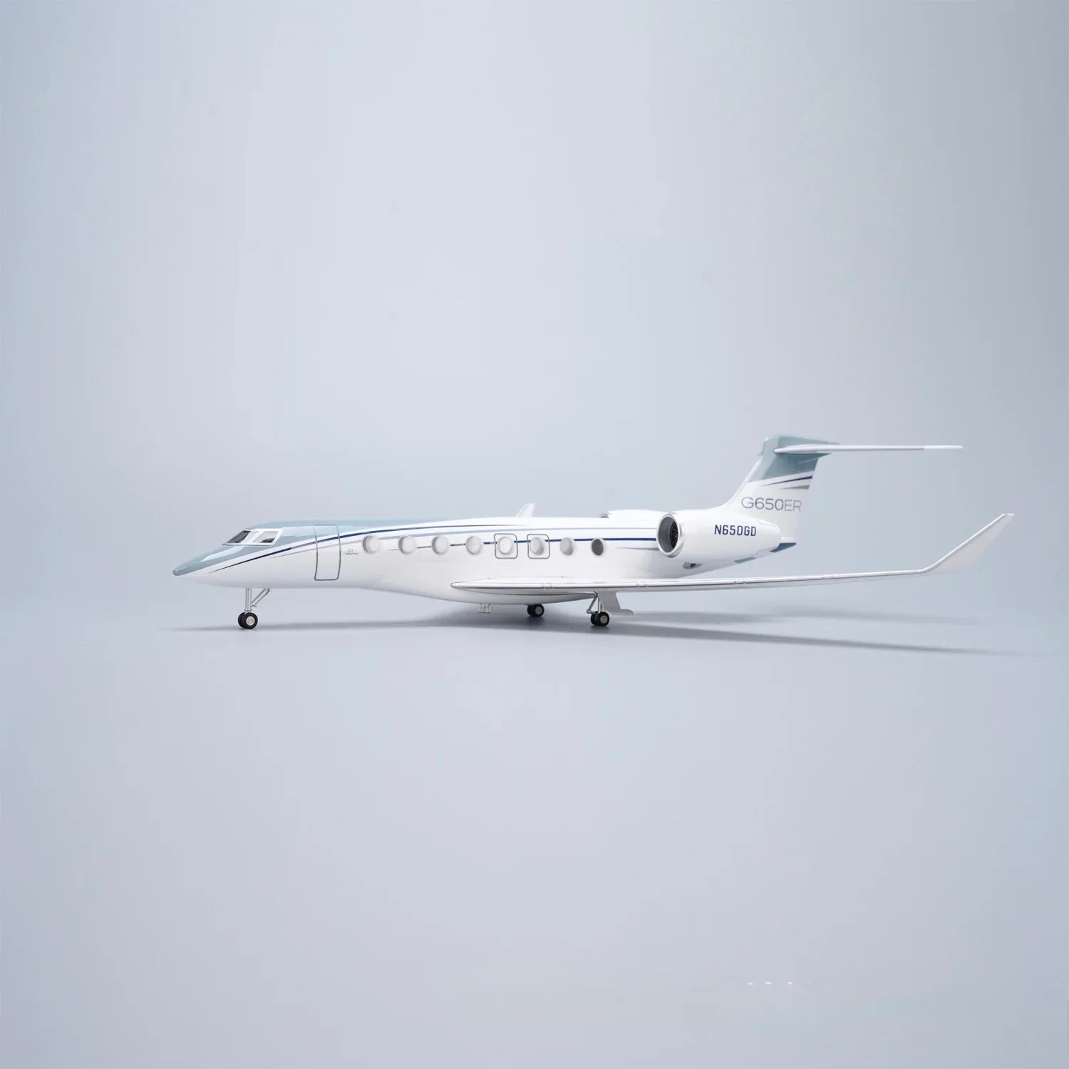 Gulfstream G650ER – Scale 1:50 –  17.7 in - 45 cm – Resin – Premium Display Stand - Gallery 4