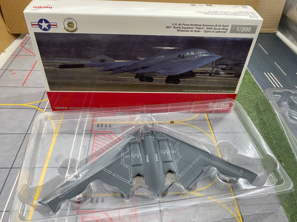 United States Air Force B-2A Spirit Maßstab 1:200 Herpa Wings 26,2 cm