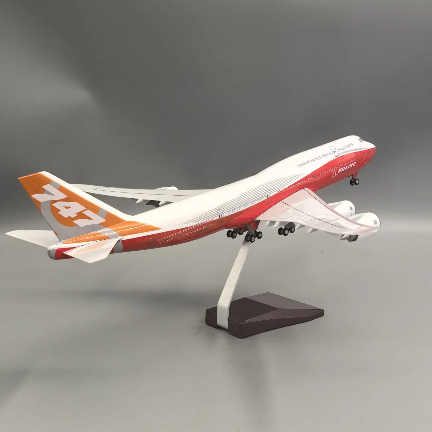 Boeing 747-8 Intercontinental Prototype 1:160 – 47 cm / 18.5 in – Sunrise Livery Edition - Gallery 2