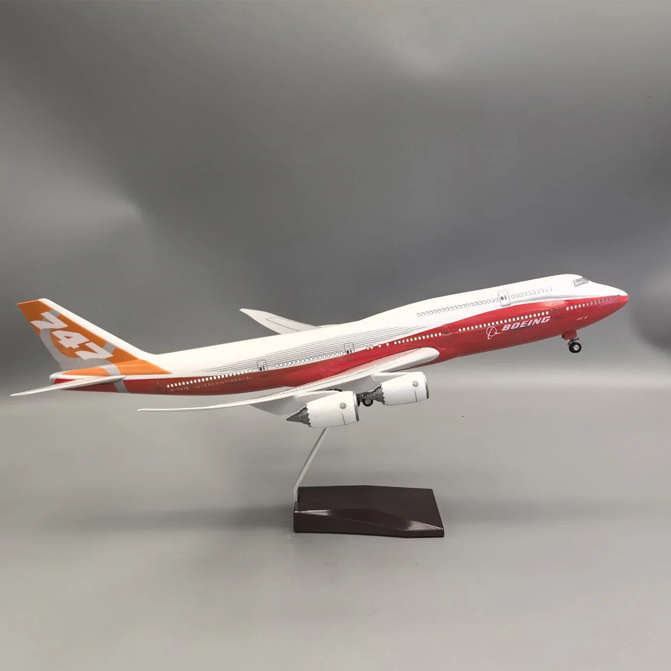 Boeing 747-8 Intercontinental Prototype 1:160 – 47 cm / 18.5 in – Sunrise Livery Edition - Gallery 5