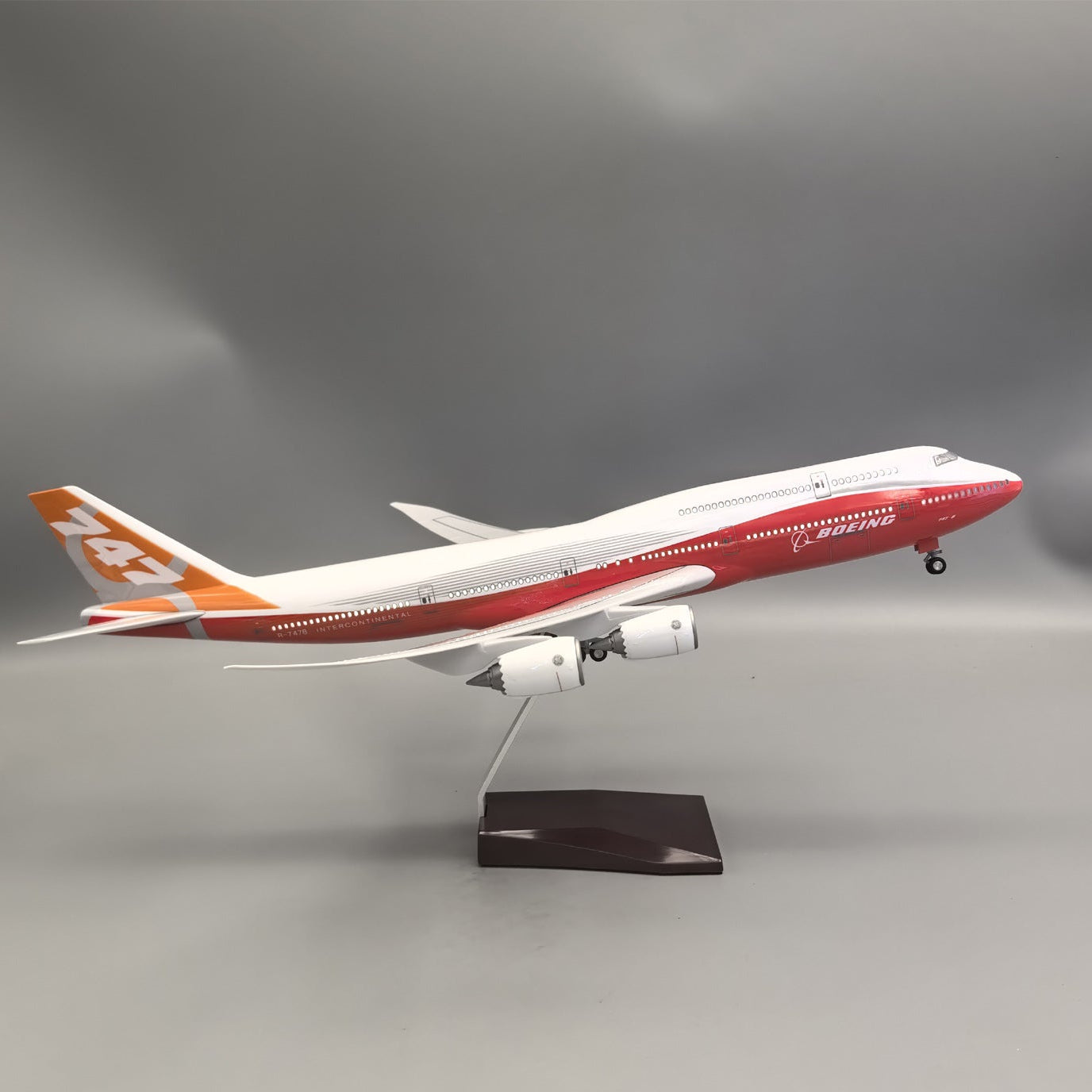 Boeing 747-8 Intercontinental Prototype 1:160 – 47 cm / 18.5 in – Sunrise Livery Edition