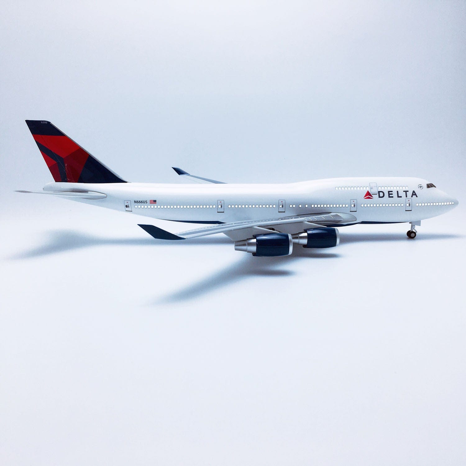 B747 Delta - Scale 1/150 - 47cm - 18.5 in - Airplane Model