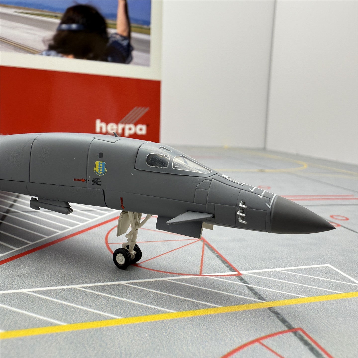 United States Air Force Rockwell B-1B Lancer 85-0060  Scale 1:200  Herpa Wings  22.25 cm