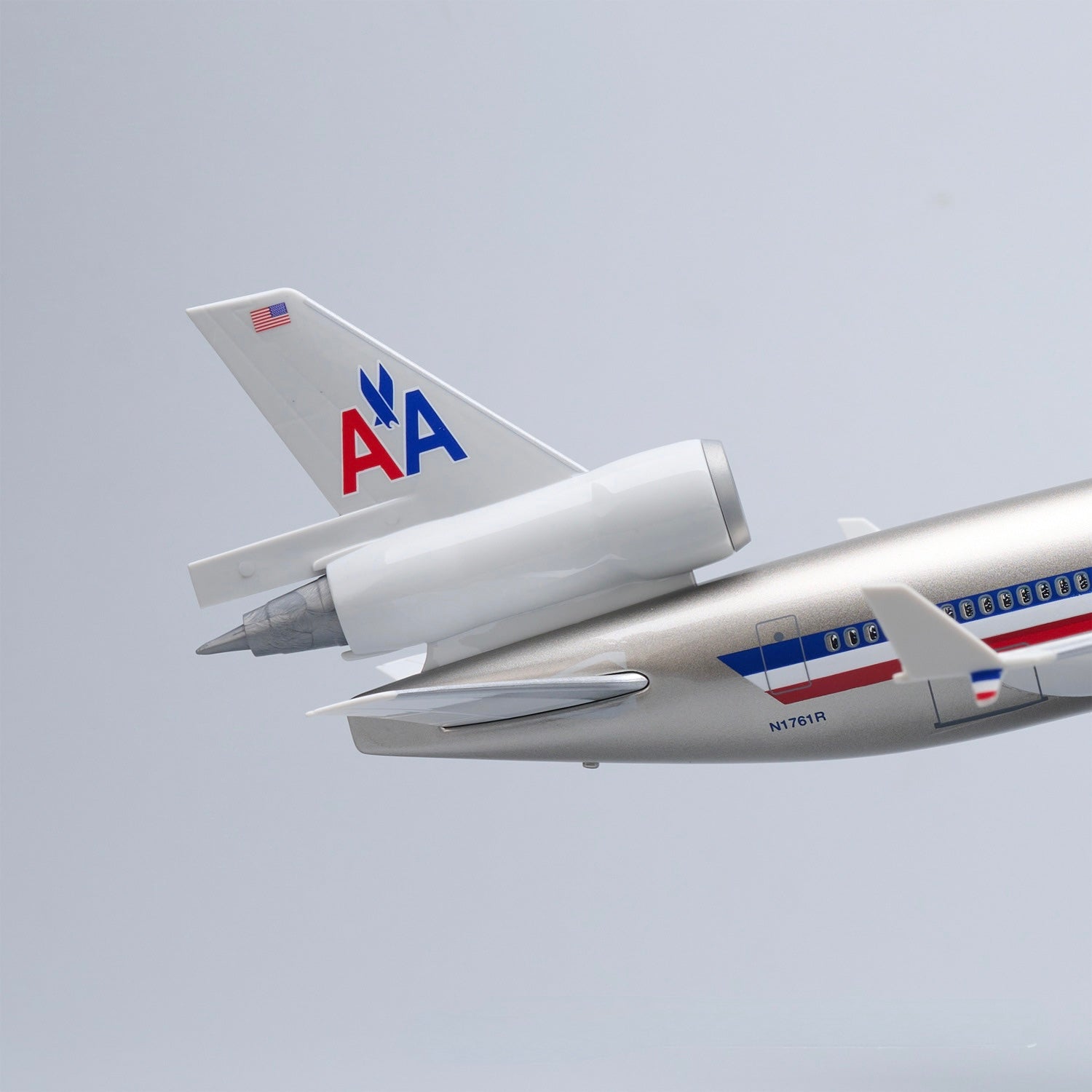 American Airlines MD-11 McDonnell Douglas – Scale 1:130 – 47 cm/18.5 in  – ABS Resin – Optional LED Lights