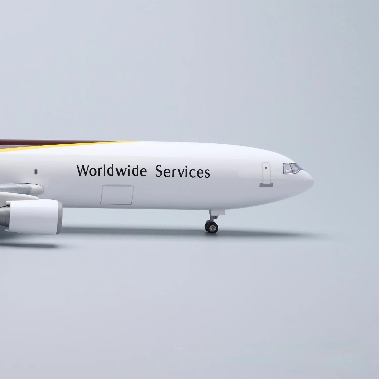 UPS MD-11 McDonnell Douglas – Escala 1:130 – 47 cm/18,5 pulgadas – Resina ABS – SIN luces LED  - Gallery 7