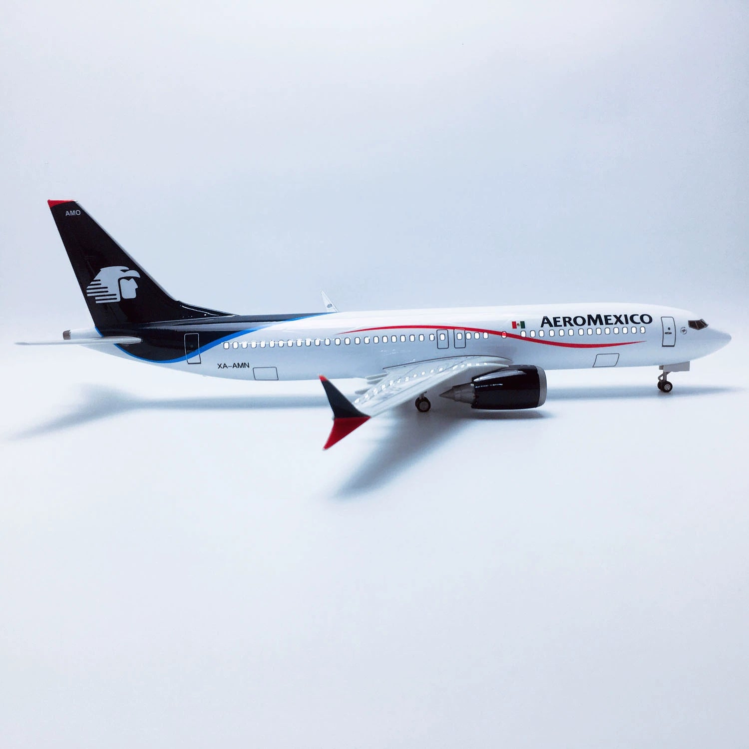 Boeing 737 MAX Aeroméxico – Scale 1:80 (47 cm / 18.5 in)