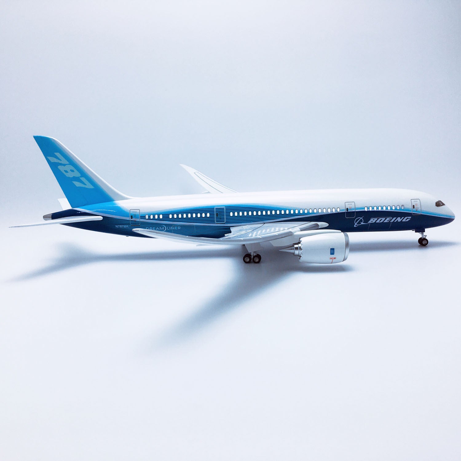 نموذج أولي لطائرة دريملاينر B787 - مقياس 1/130 - 43 سم - 16.9 بوصة