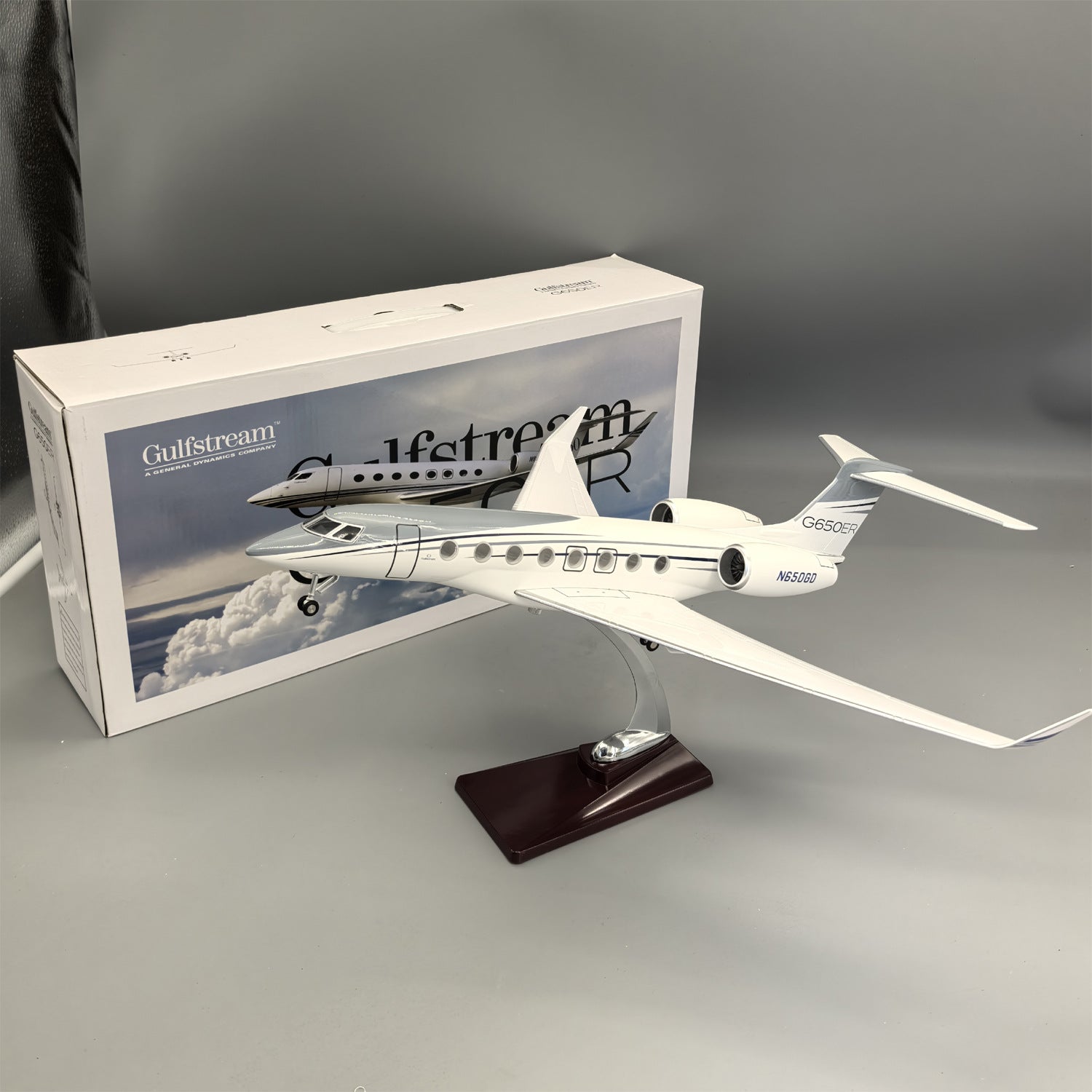Gulfstream G650ER – Scale 1:50 –  17.7 in - 45 cm – Resin – Premium Display Stand