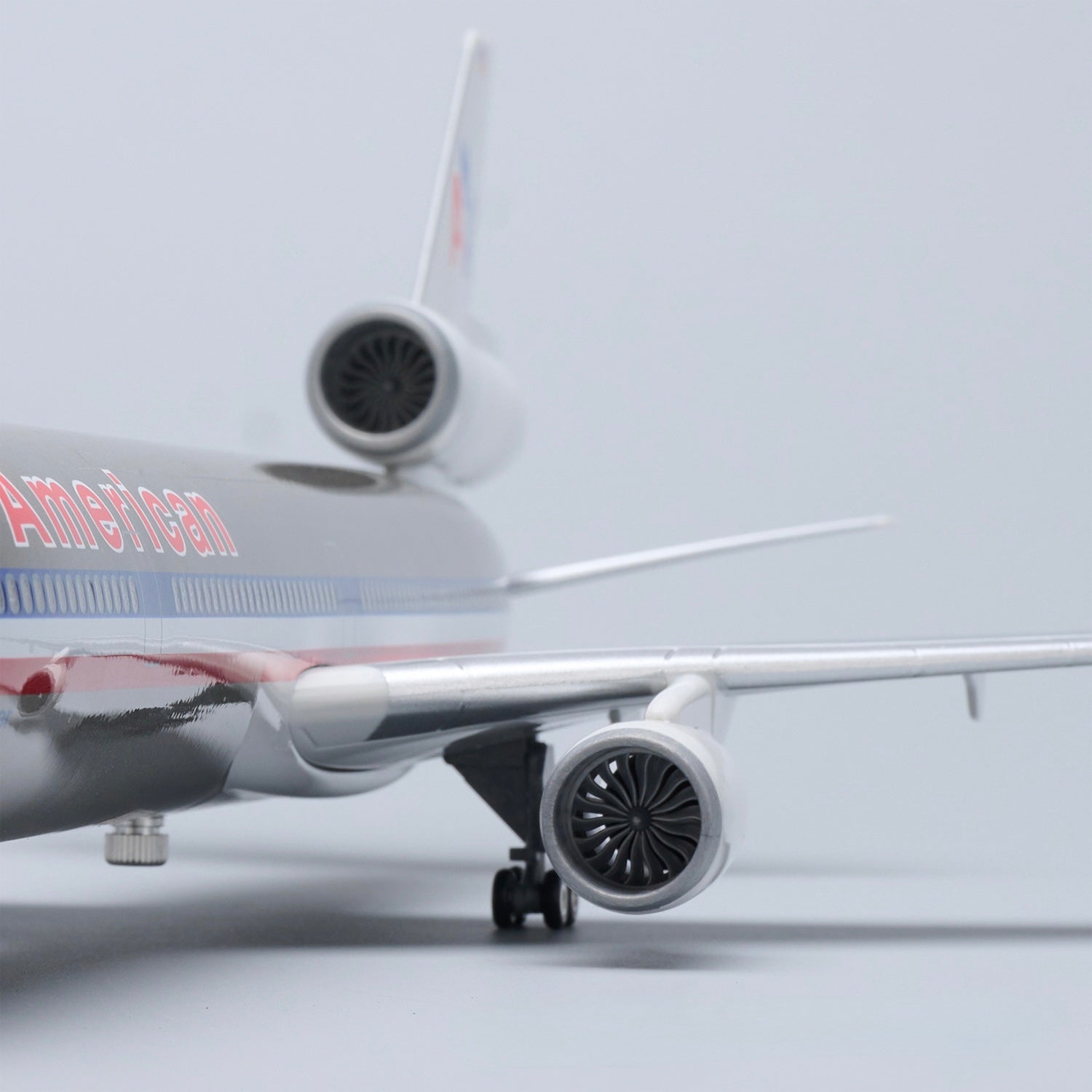 American Airlines MD-11 McDonnell Douglas – Scale 1:130 – 47 cm/18.5 in  – ABS Resin – Optional LED Lights