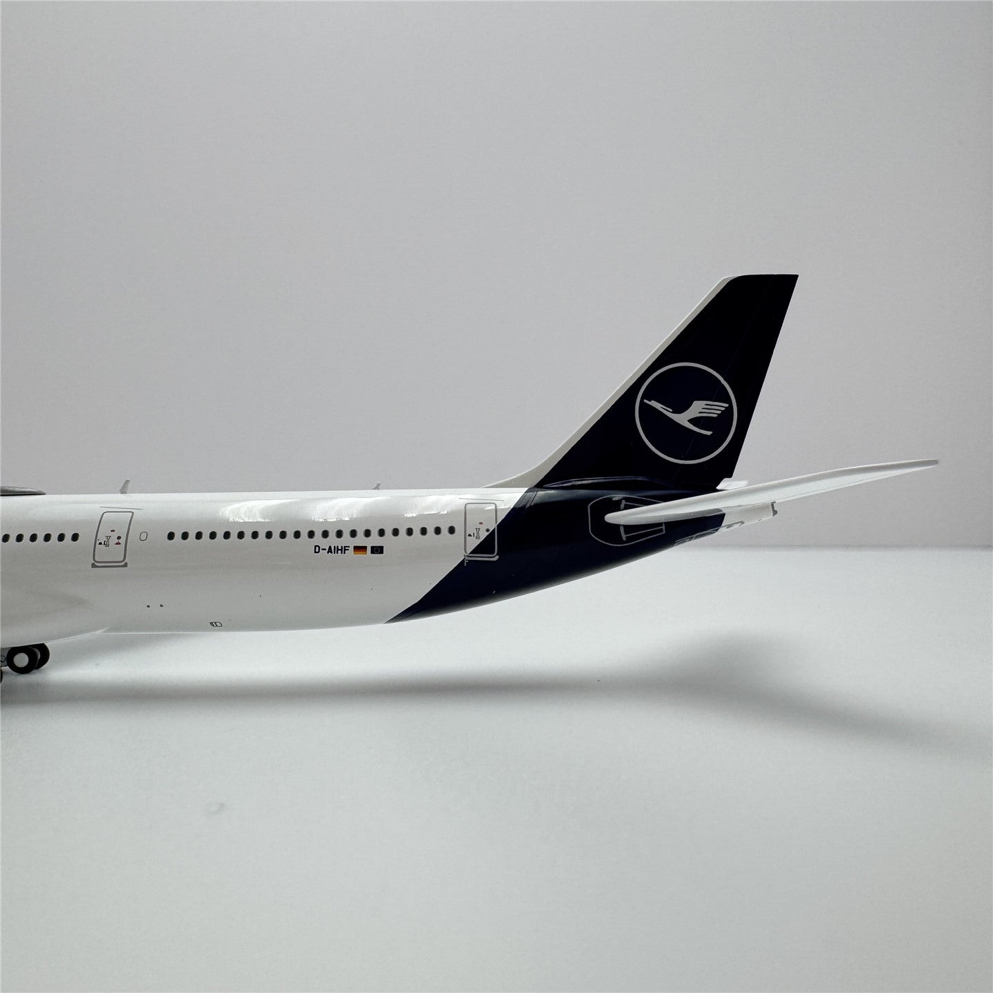 Lufthansa Airbus A340-600 D-AIHF/D-AIHK  Scale 1:400  YY Wings  15.31 cm