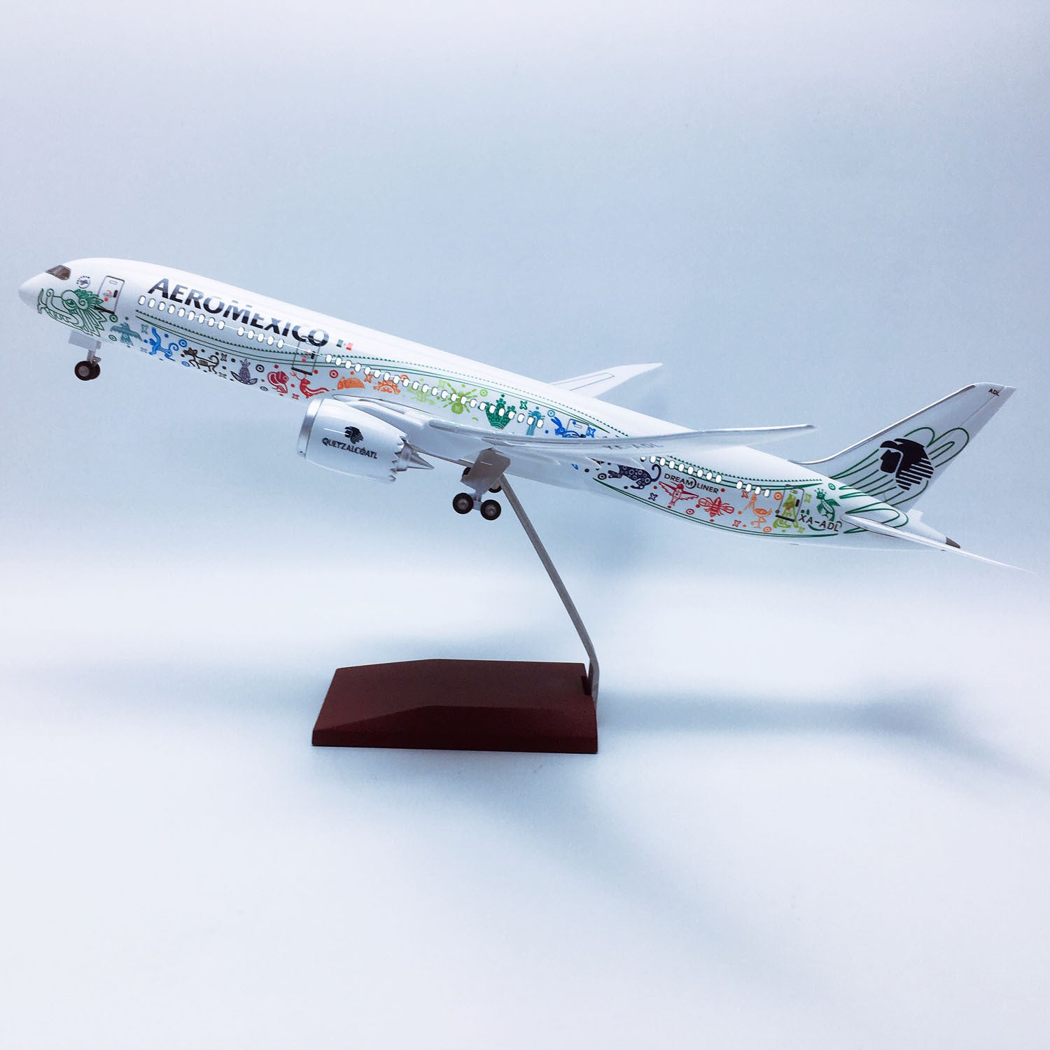 Boeing 787-9 Aeroméxico "Quetzalcóatl" – Scale 1:130 (43 cm / 16.9 in)