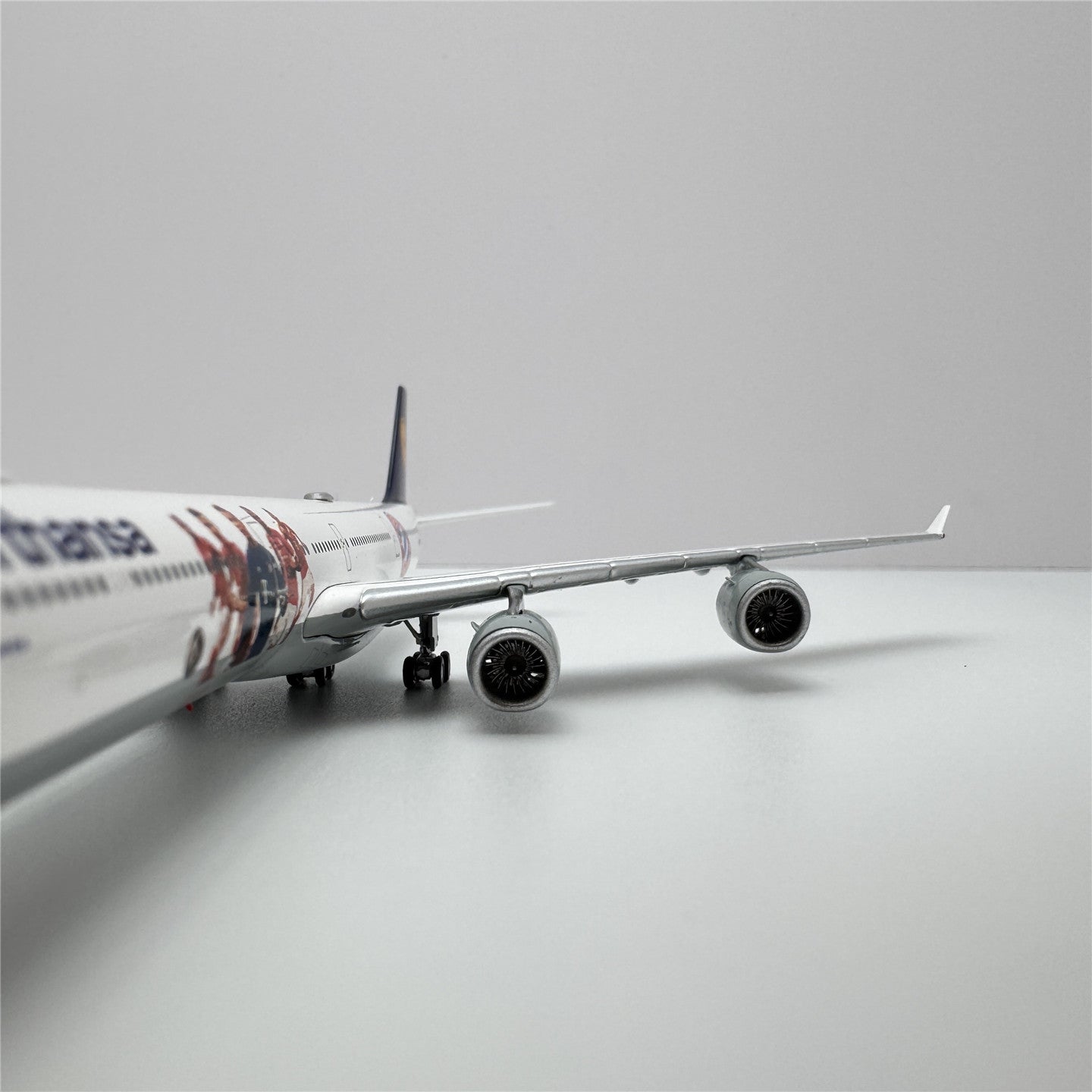 Lufthansa Airbus A340-600 D-AIHF/D-AIHK  Scale 1:400  YY Wings  15.31 cm