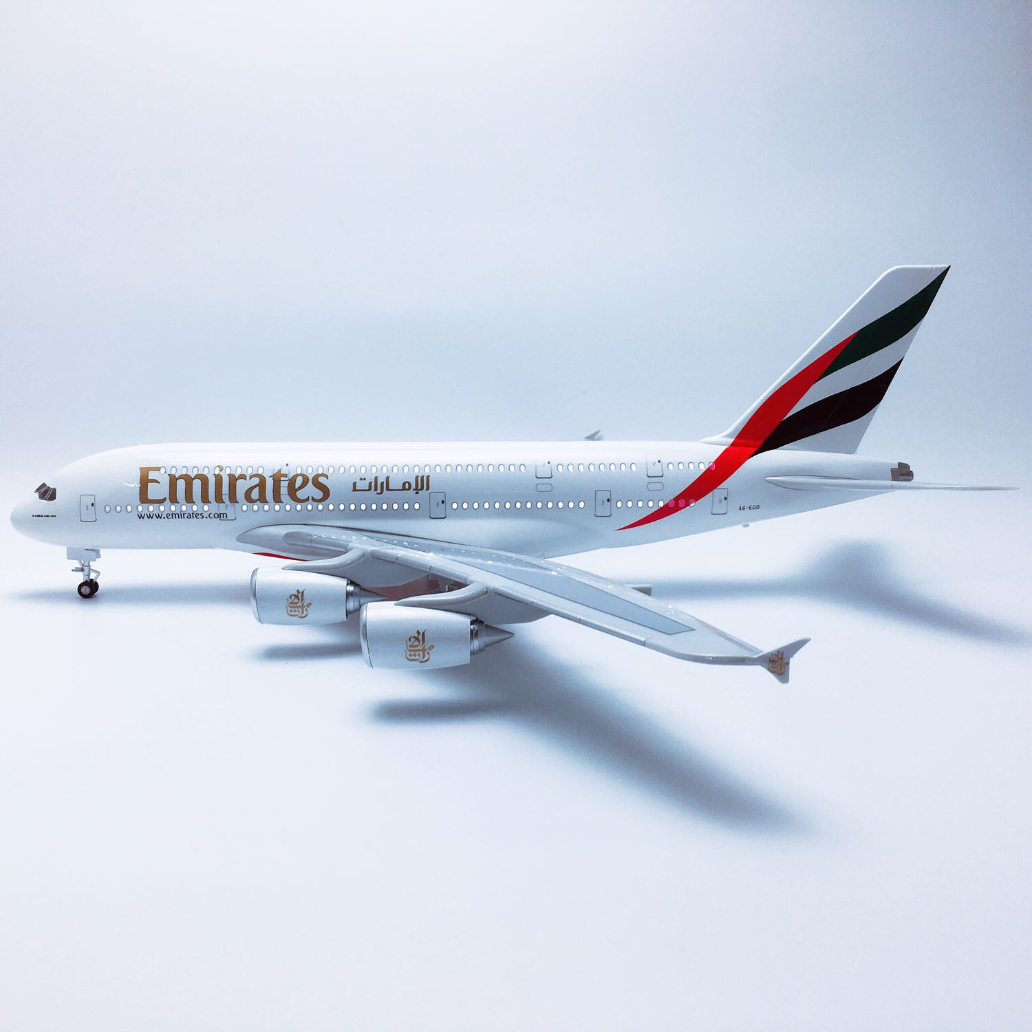 Airbus A380 Emirates – Scale 1:160 (46 cm / 18.5 in) – Flying