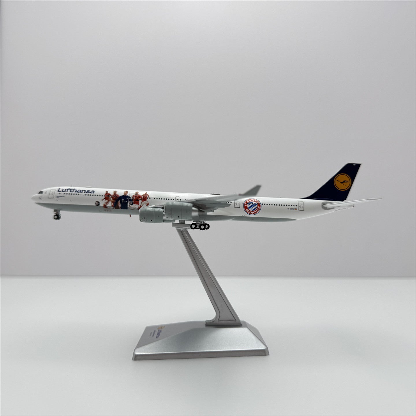 Lufthansa Airbus A340-600 D-AIHF/D-AIHK  Scale 1:400  YY Wings  15.31 cm