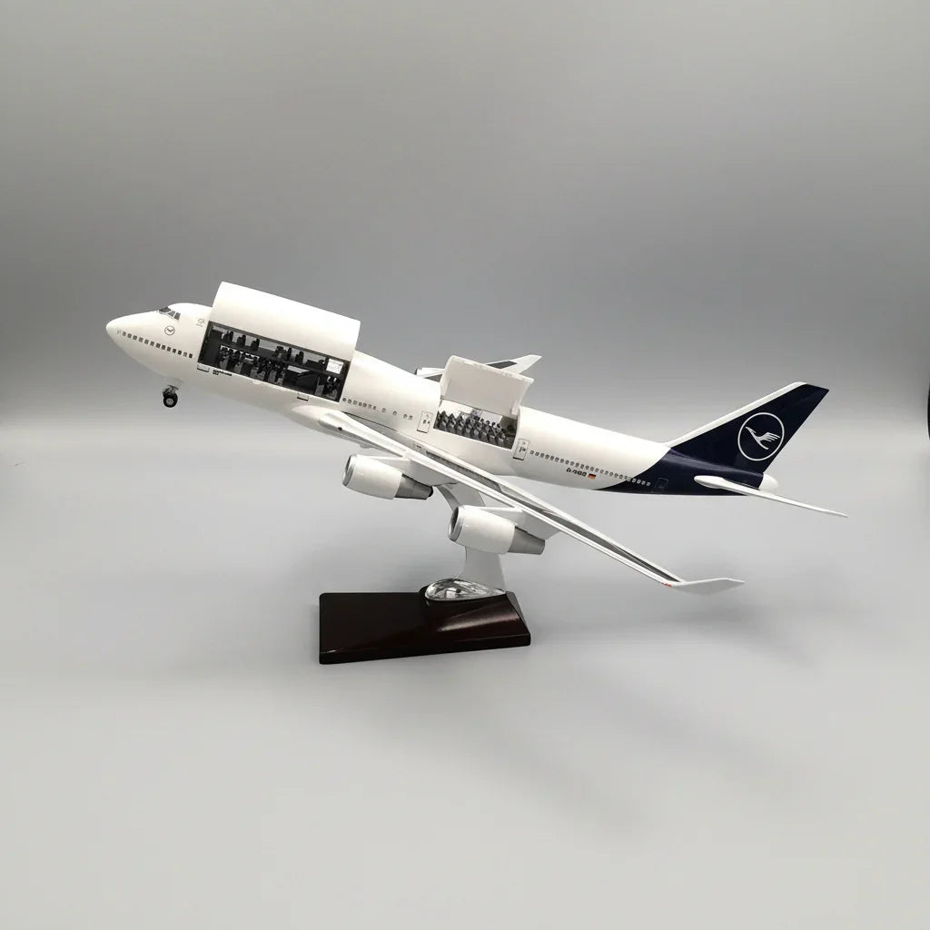 Lufthansa Boeing 747-400 1:150 – 47 cm / 18.5 in – Opening Cabin Interior & LED Lights - Gallery 1