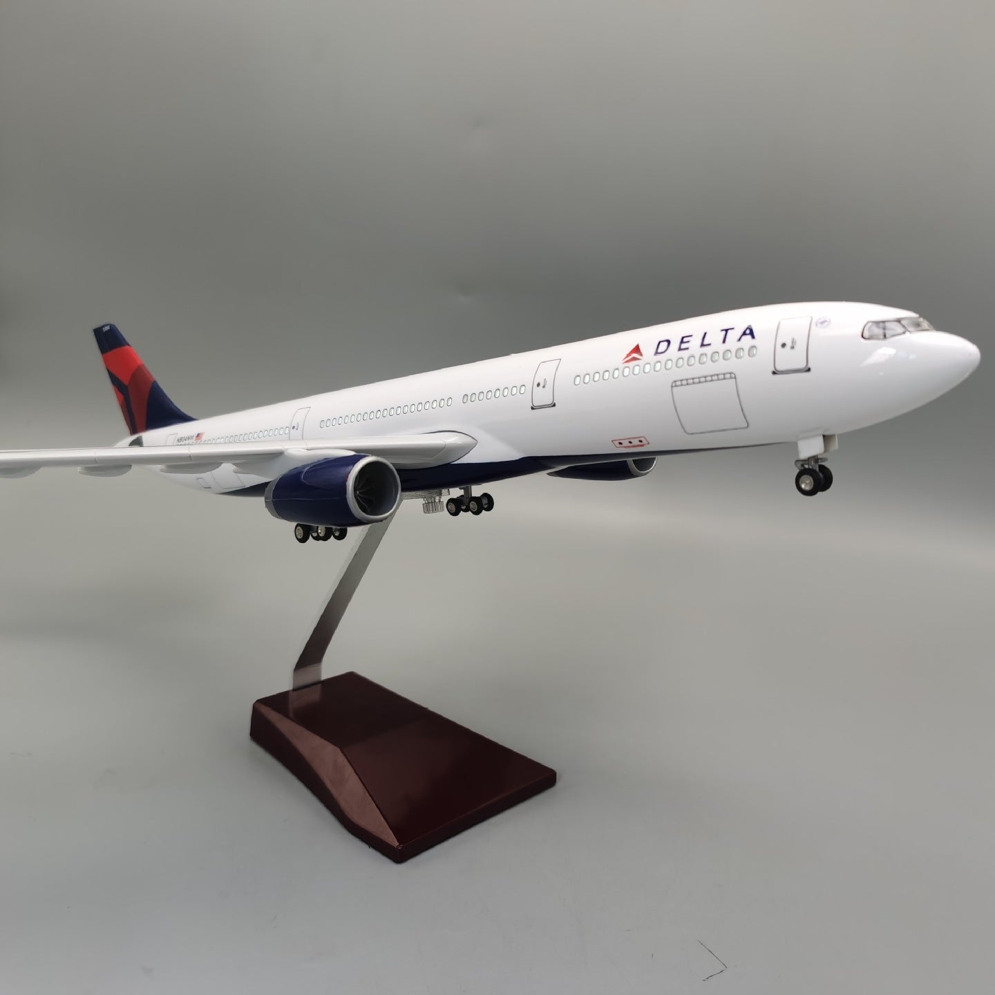 A330 Delta Airlines - Scale 1/135 - 47cm - 18.5 in - Airplane Model