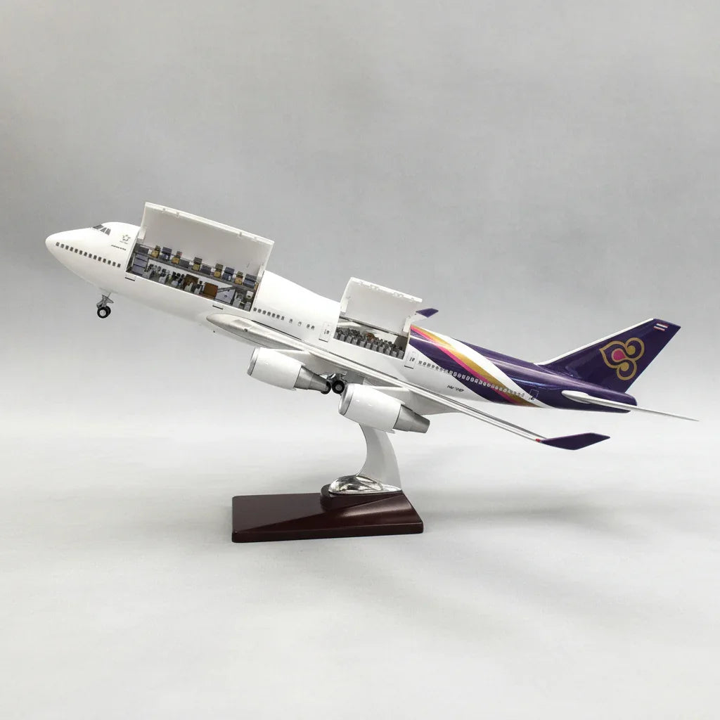 Thai Airways Boeing 747-400 1:150 – 47 cm / 18.5 in – Opening Cabin Interior & LED Lights - Gallery 1