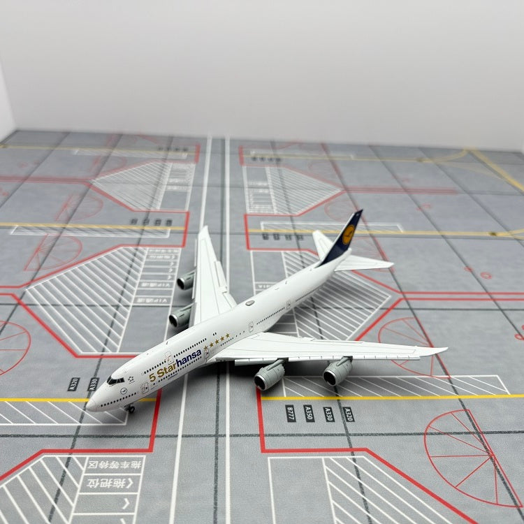 Lufthansa Boeing 747-8 D-ABYD / D-ABYI  Scale 1:400  YY Wings  19.1 cm
