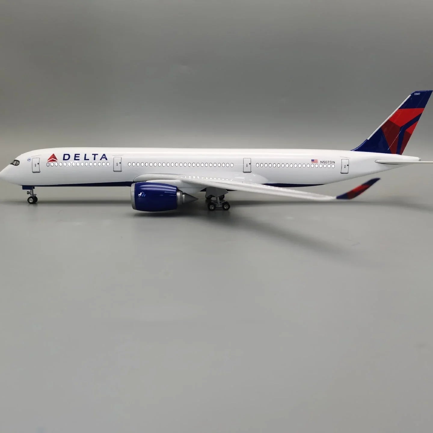 Airbus A350 Delta Airlines 1:142 – 47 cm / 18.5 in – LED Lights