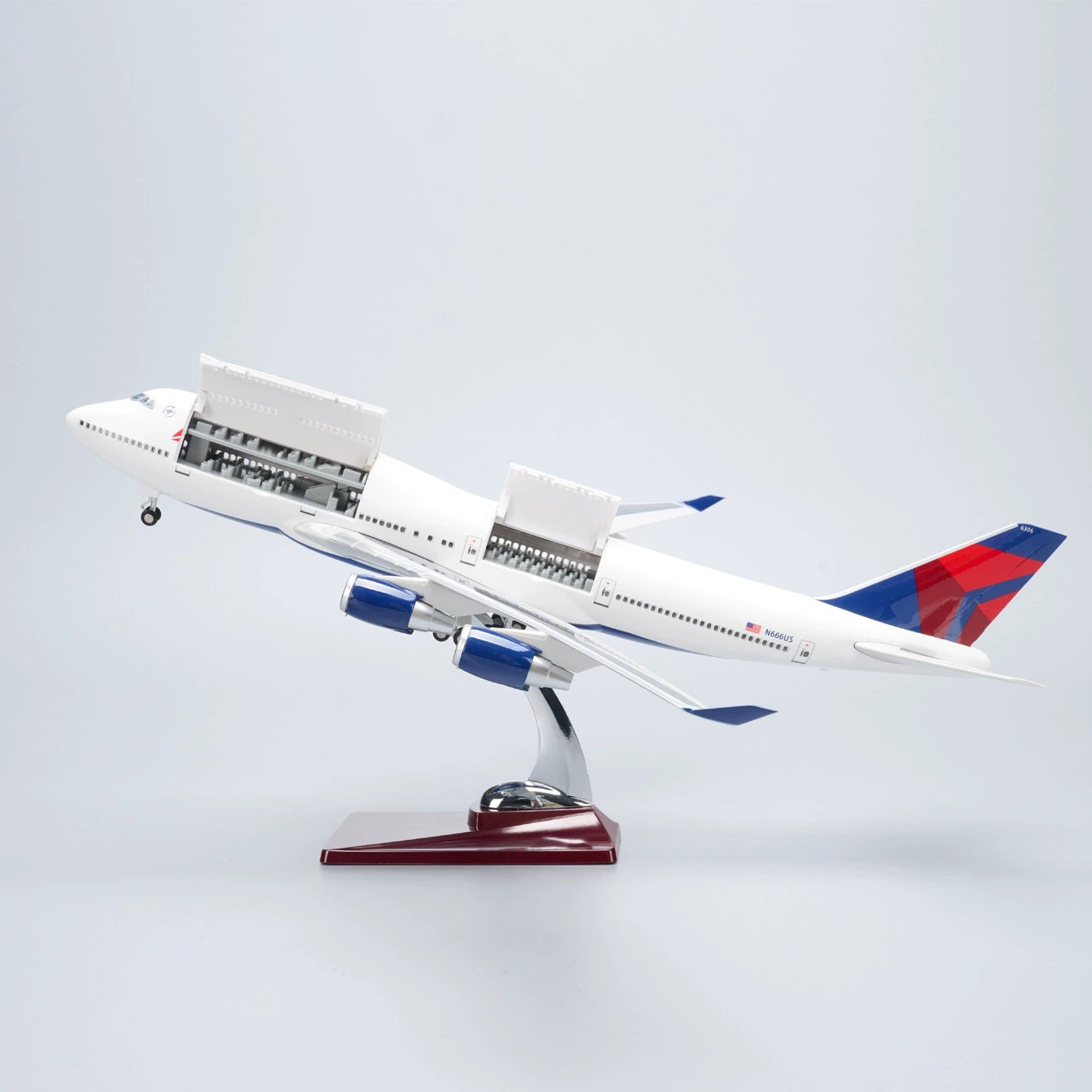 Boeing 747 Delta Classic Livery 1:150 – 47 cm / 18.5 in – Opening Interior
