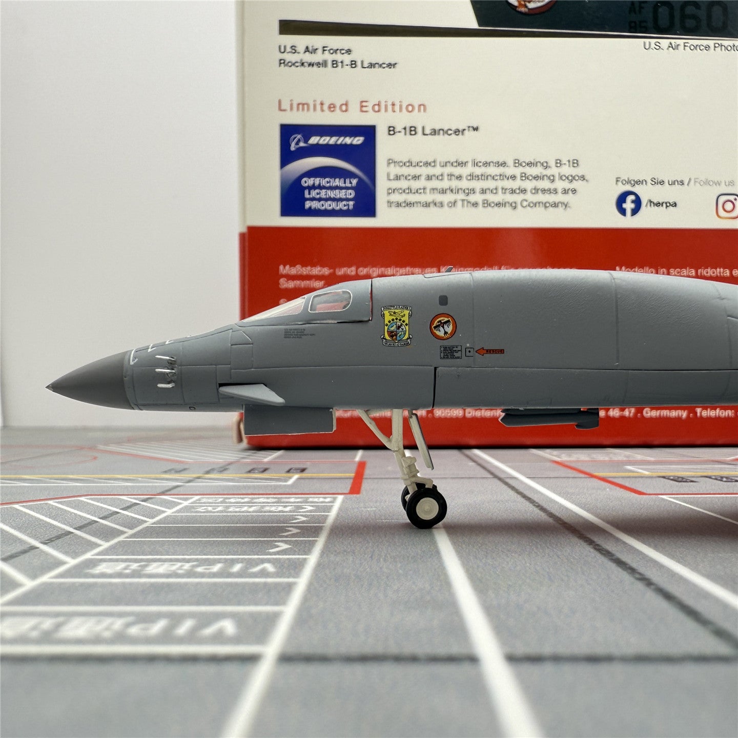 United States Air Force Rockwell B-1B Lancer 85-0060  Scale 1:200  Herpa Wings  22.25 cm