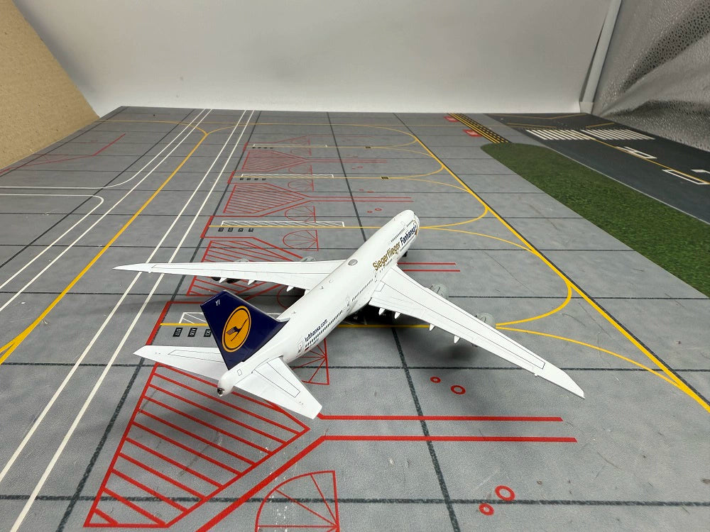 Lufthansa Boeing 747-8 D-ABYD / D-ABYI  Scale 1:400  YY Wings  19.1 cm