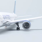 United Airlines Boeing 787-10 1:145 – 47 cm / 18.5 in – LED Lights