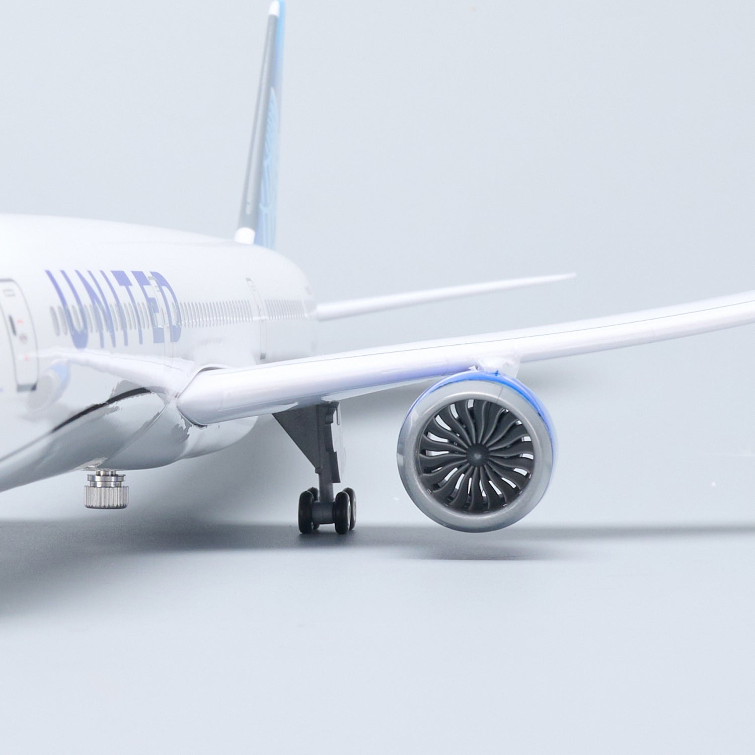 United Airlines Boeing 787-10 1:145 – 47 cm / 18.5 in – LED Lights