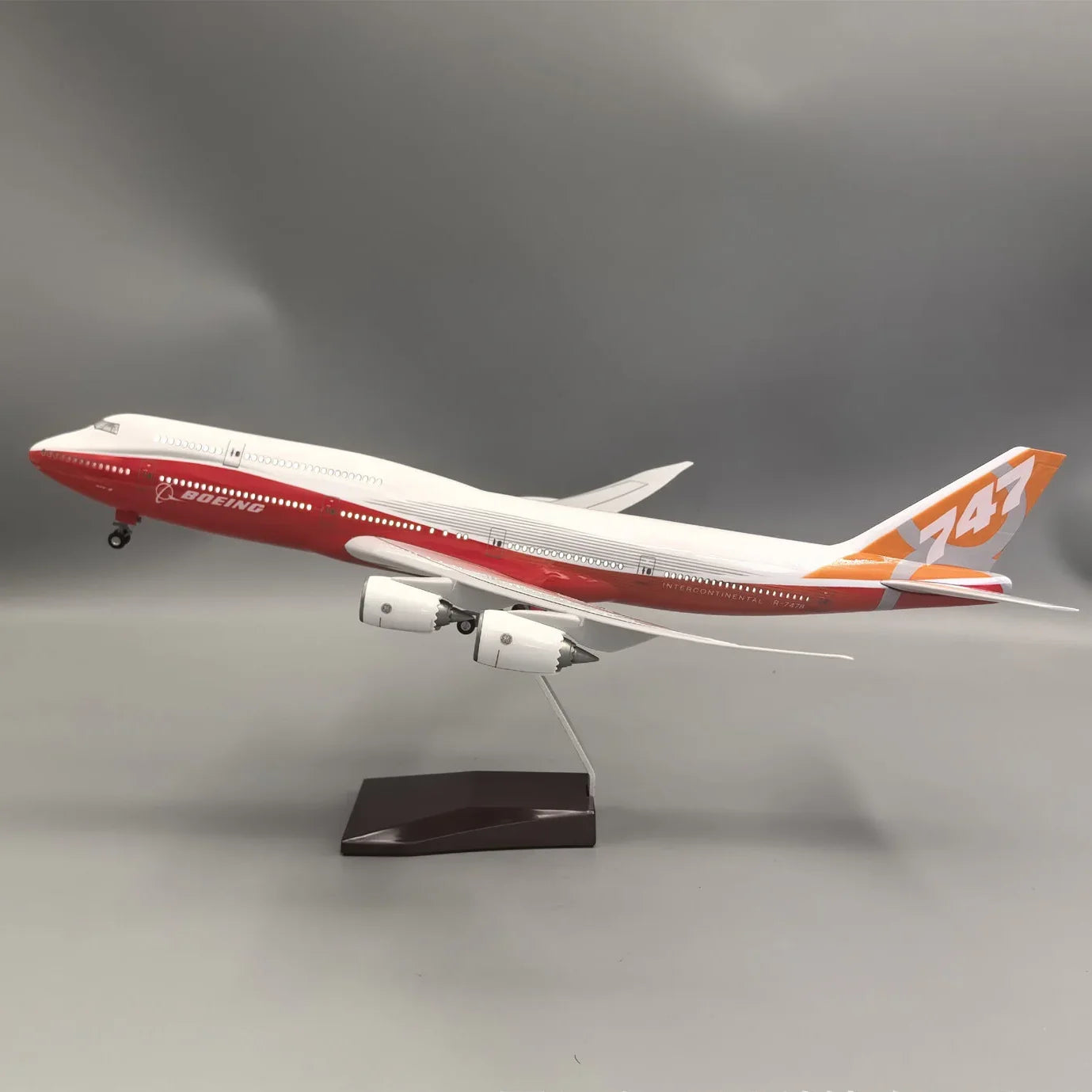 Boeing 747-8 Intercontinental Prototype 1:160 – 47 cm / 18.5 in – Sunrise Livery Edition - Gallery 6