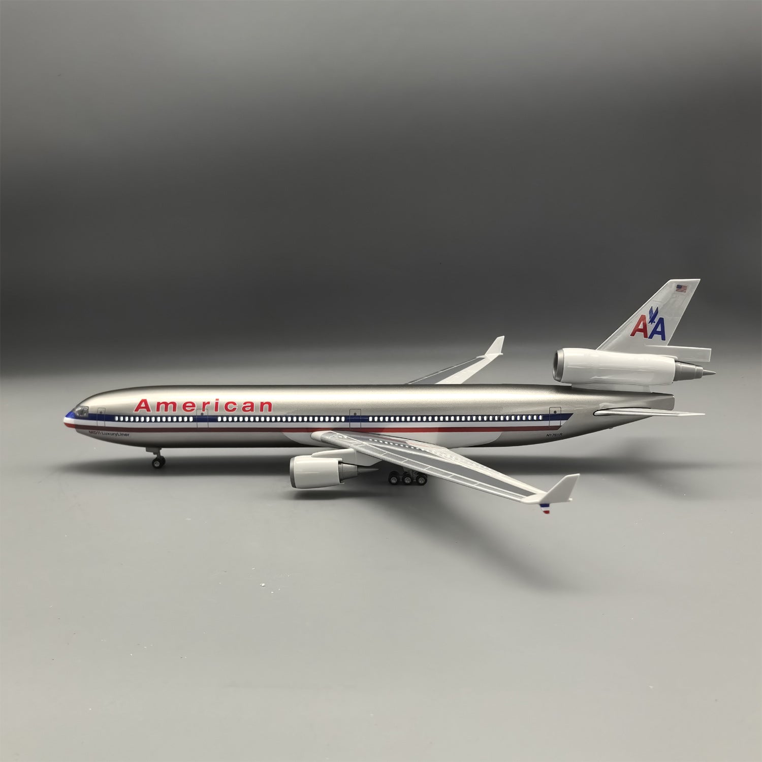American Airlines MD-11 McDonnell Douglas – Scale 1:130 – 47 cm/18.5 in  – ABS Resin – Optional LED Lights