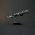 United Airlines Boeing 787-10 1:145 – 47 cm / 18.5 in – LED Lights