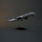 United Airlines Boeing 787-10 1:145 – 47 cm / 18.5 in – LED Lights