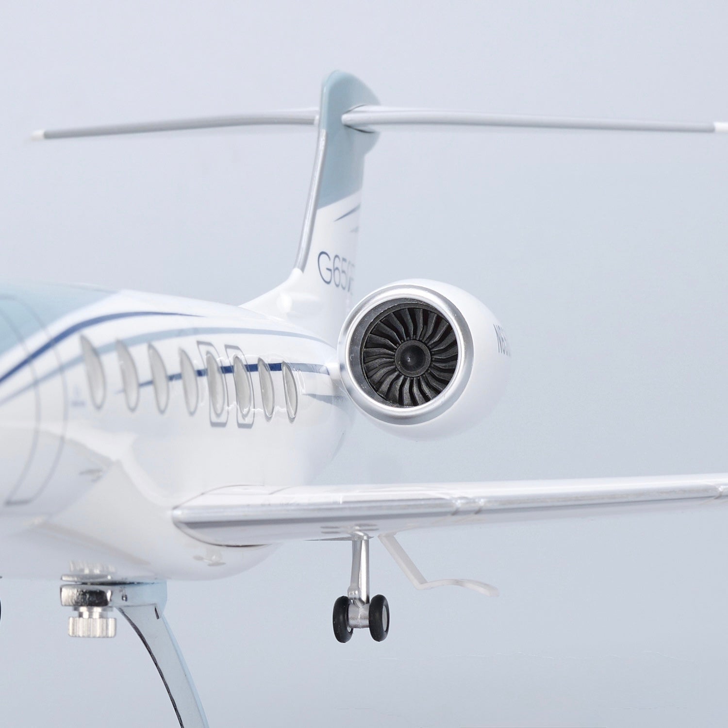 Gulfstream G650ER – Scale 1:50 –  17.7 in - 45 cm – Resin – Premium Display Stand