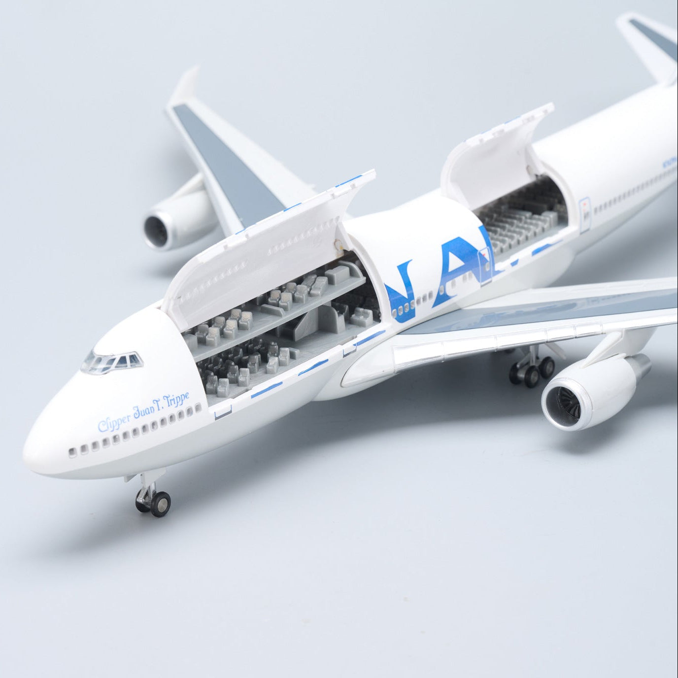 Boeing 747 PAN AM 1:150 – 47 cm / 18.5 in – Opening Interior