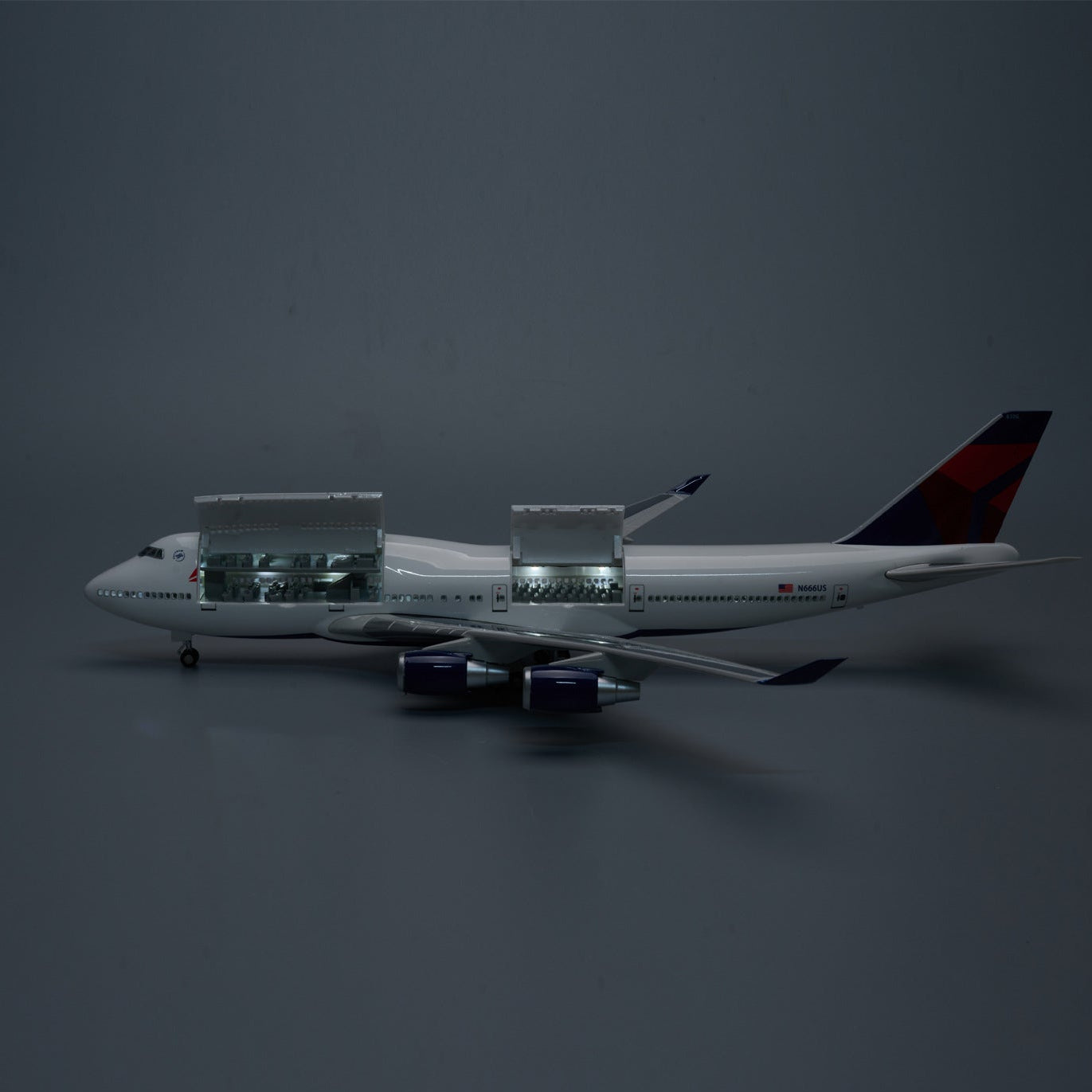 Boeing 747 Delta Classic Livery 1:150 – 47 cm / 18.5 in – Opening Interior